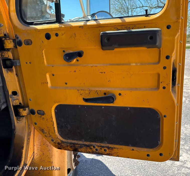 image for item DO0888 1996 International 4900 Crew Cab dump truck