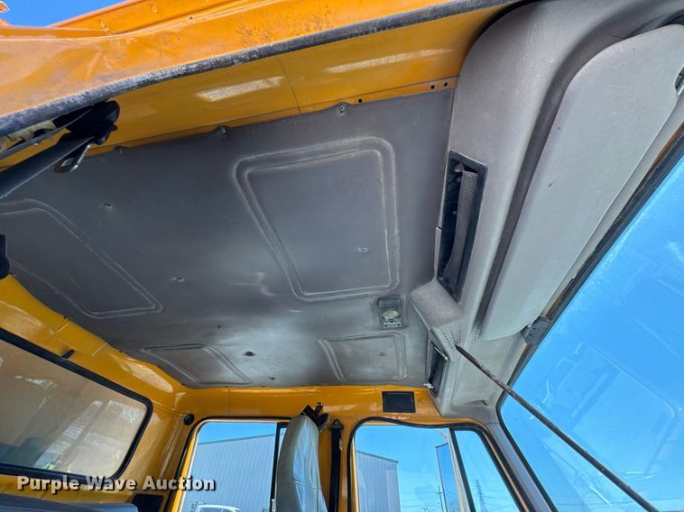 image for item DO0888 1996 International 4900 Crew Cab dump truck