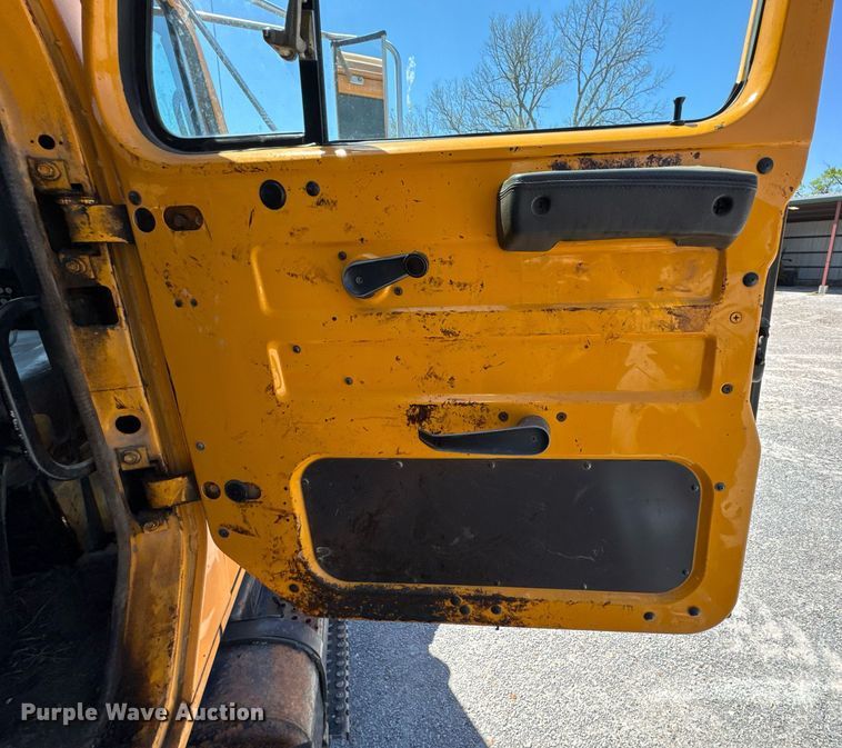 image for item DO0888 1996 International 4900 Crew Cab dump truck