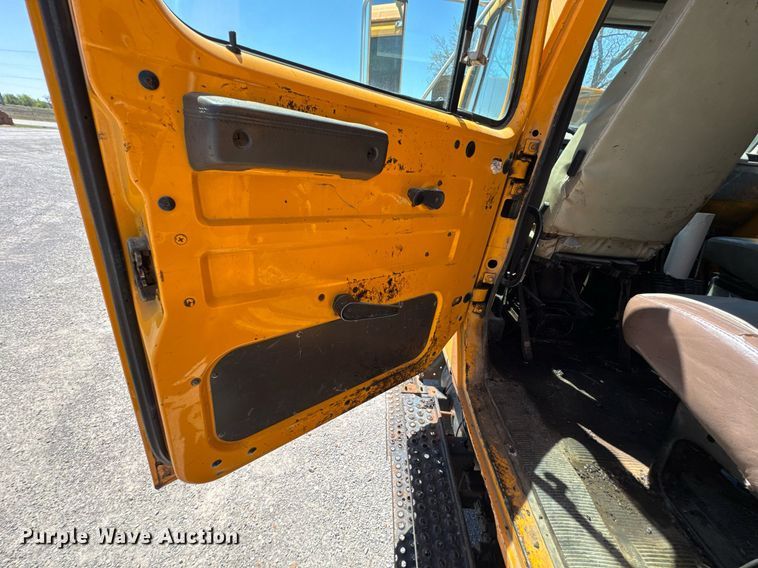 image for item DO0888 1996 International 4900 Crew Cab dump truck