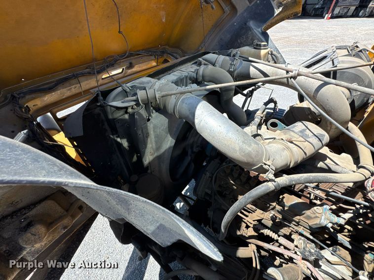 image for item DO0888 1996 International 4900 Crew Cab dump truck