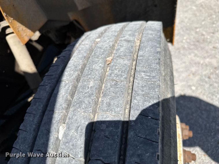 image for item DO0888 1996 International 4900 Crew Cab dump truck