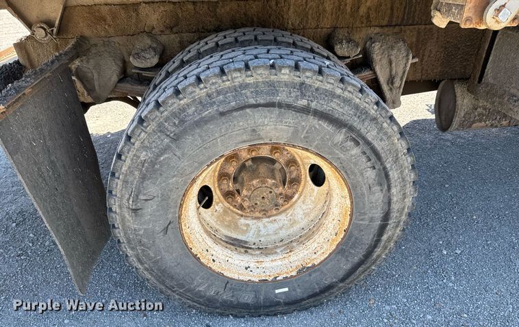 image for item DO0888 1996 International 4900 Crew Cab dump truck