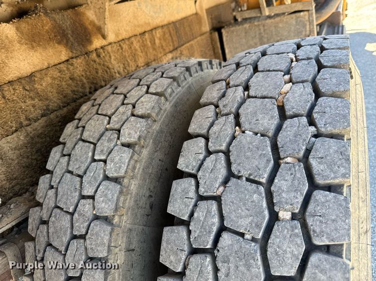 image for item DO0888 1996 International 4900 Crew Cab dump truck