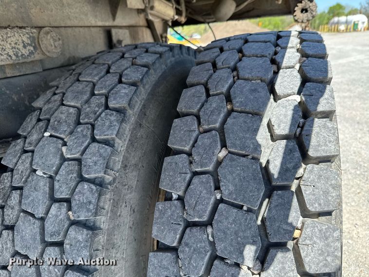 image for item DO0888 1996 International 4900 Crew Cab dump truck