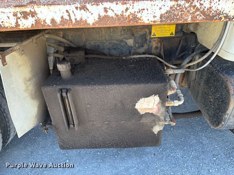 image for item DO0889 1996 International 4700 dump truck