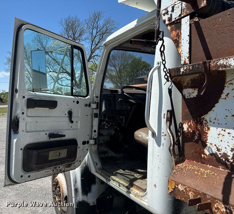 image for item DO0889 1996 International 4700 dump truck