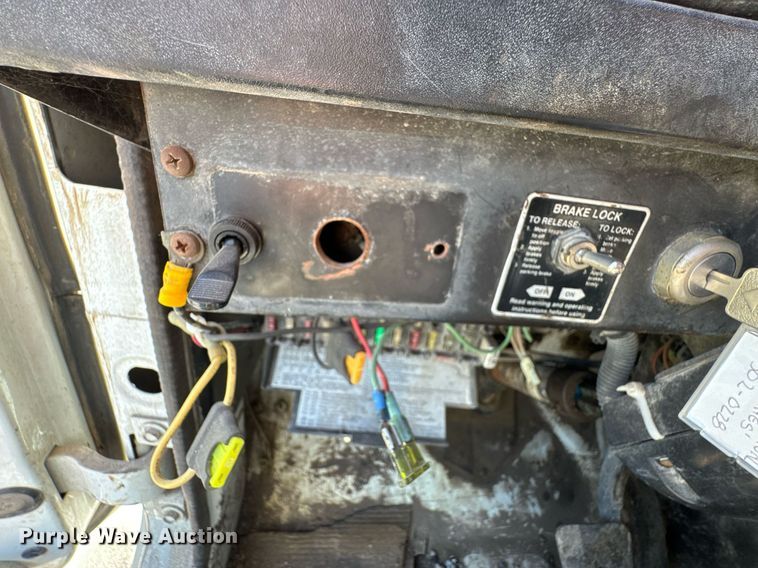 image for item DO0889 1996 International 4700 dump truck