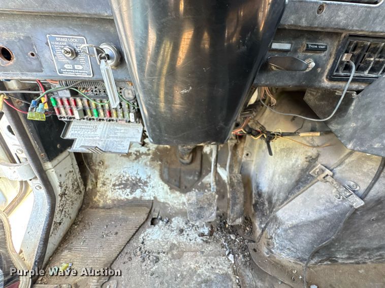 image for item DO0889 1996 International 4700 dump truck