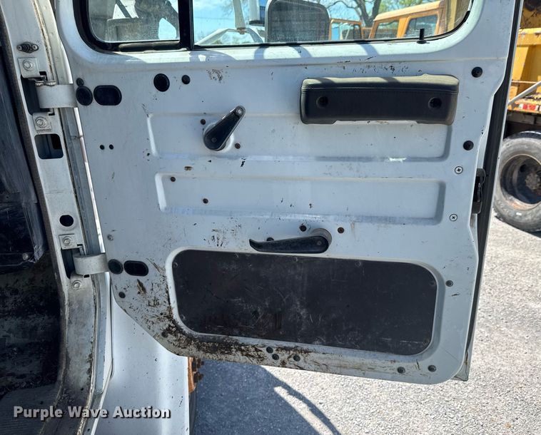 image for item DO0889 1996 International 4700 dump truck