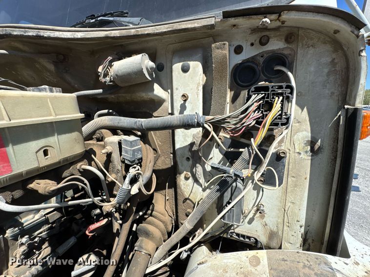 image for item DO0889 1996 International 4700 dump truck