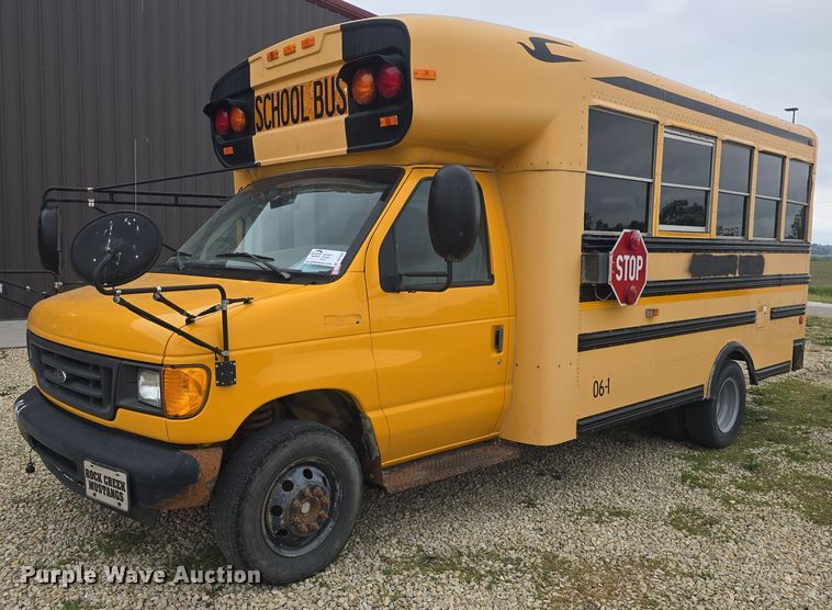 image for item DO7938 2006 Ford E450 Super Duty school bus