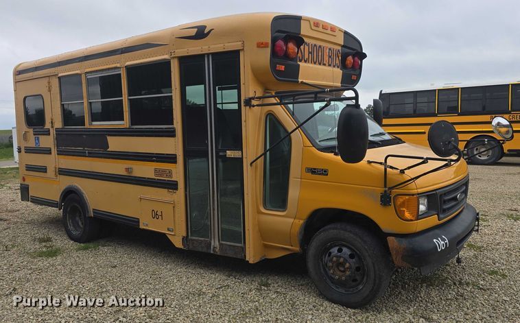 image for item DO7938 2006 Ford E450 Super Duty school bus