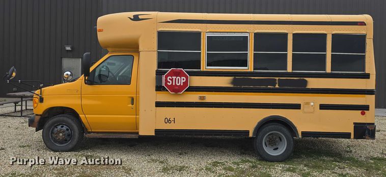 image for item DO7938 2006 Ford E450 Super Duty school bus