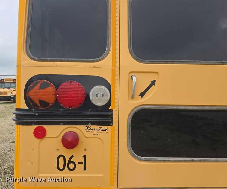 image for item DO7938 2006 Ford E450 Super Duty school bus