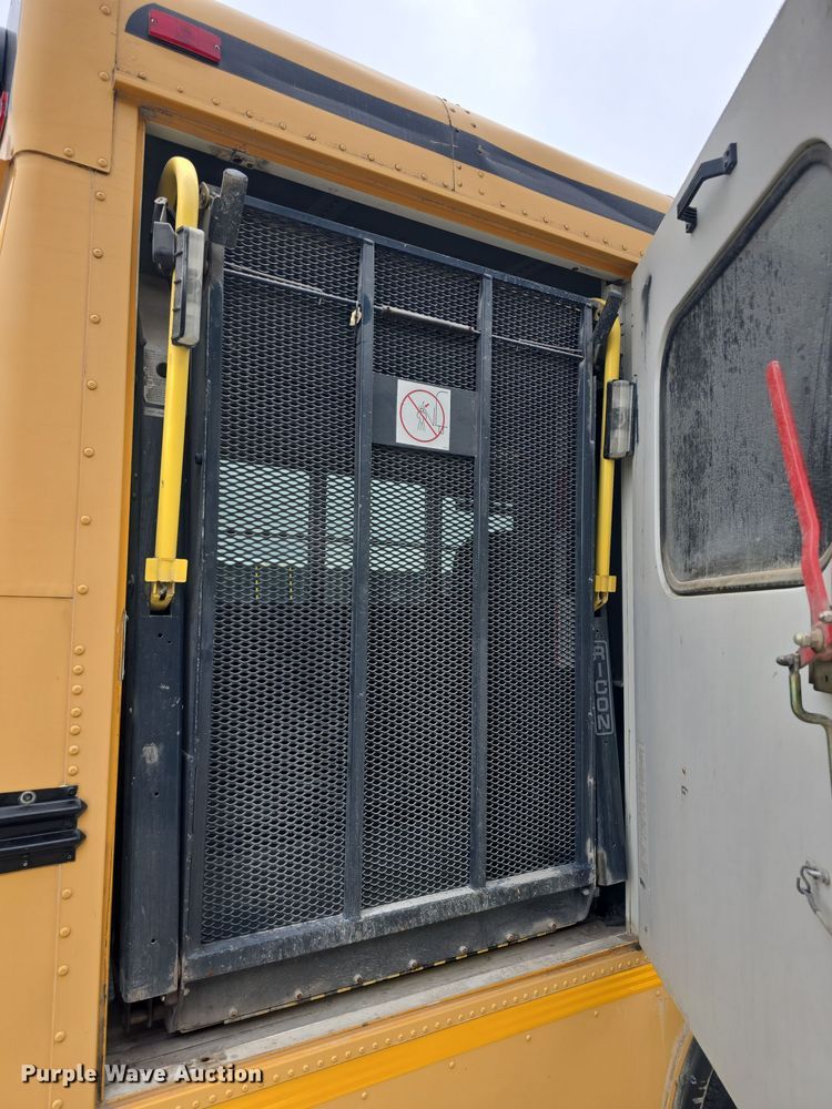 image for item DO7938 2006 Ford E450 Super Duty school bus