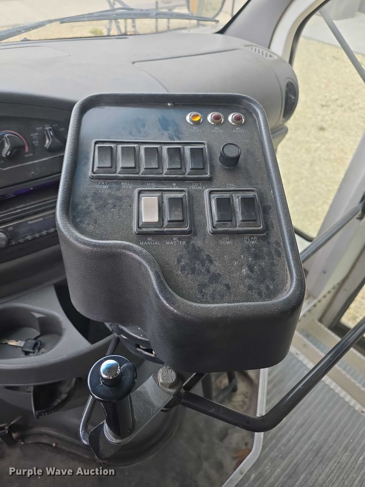 image for item DO7938 2006 Ford E450 Super Duty school bus