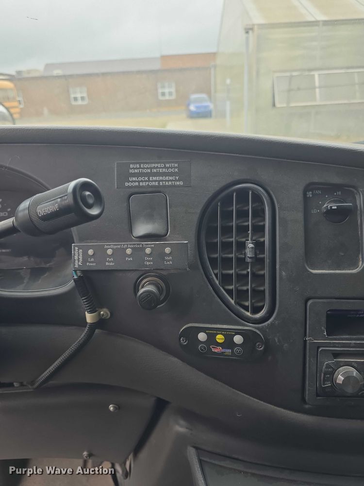 image for item DO7938 2006 Ford E450 Super Duty school bus