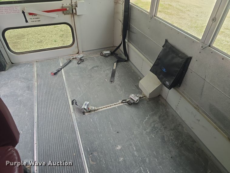 image for item DO7938 2006 Ford E450 Super Duty school bus