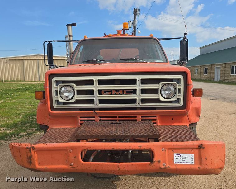 image for item DO7949 1985 GMC 7000 oil distributor truck