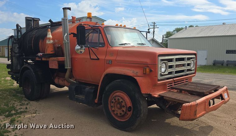 image for item DO7949 1985 GMC 7000 oil distributor truck