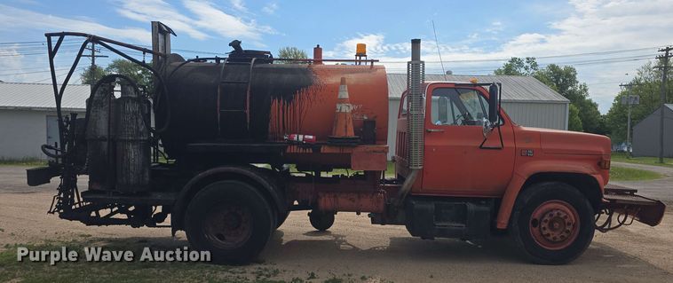 image for item DO7949 1985 GMC 7000 oil distributor truck