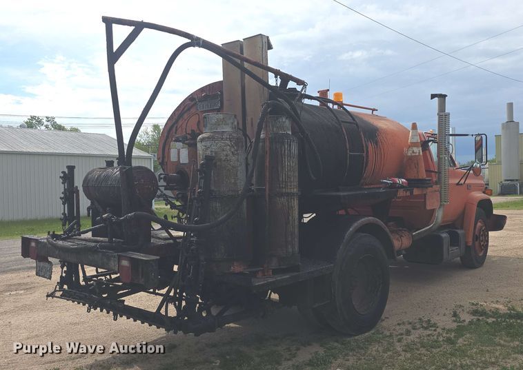 image for item DO7949 1985 GMC 7000 oil distributor truck