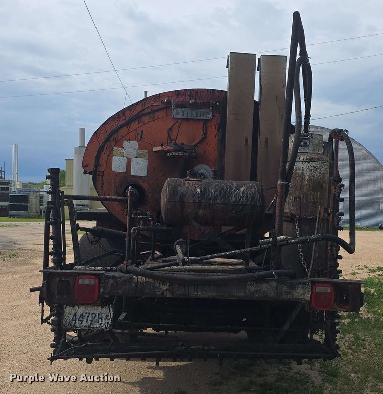 image for item DO7949 1985 GMC 7000 oil distributor truck