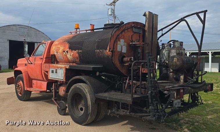 image for item DO7949 1985 GMC 7000 oil distributor truck