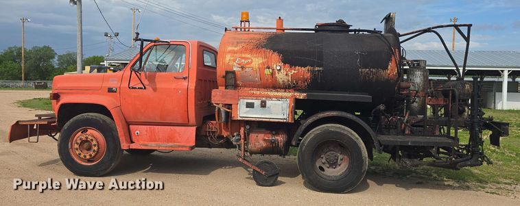 image for item DO7949 1985 GMC 7000 oil distributor truck
