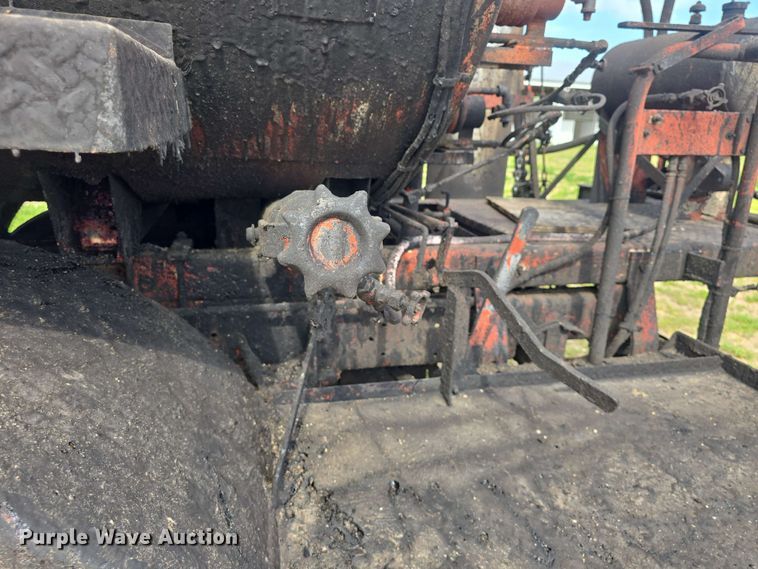 image for item DO7949 1985 GMC 7000 oil distributor truck