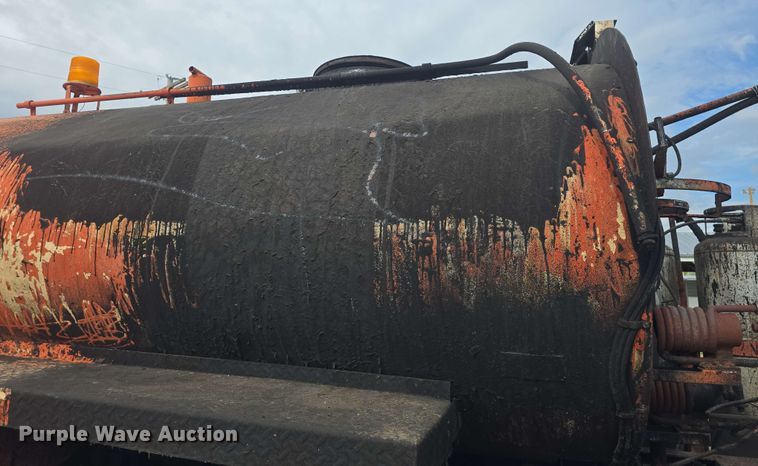 image for item DO7949 1985 GMC 7000 oil distributor truck