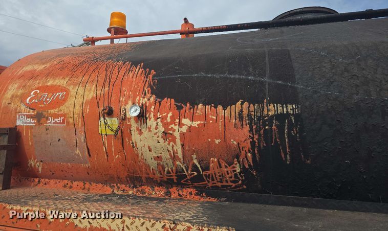 image for item DO7949 1985 GMC 7000 oil distributor truck