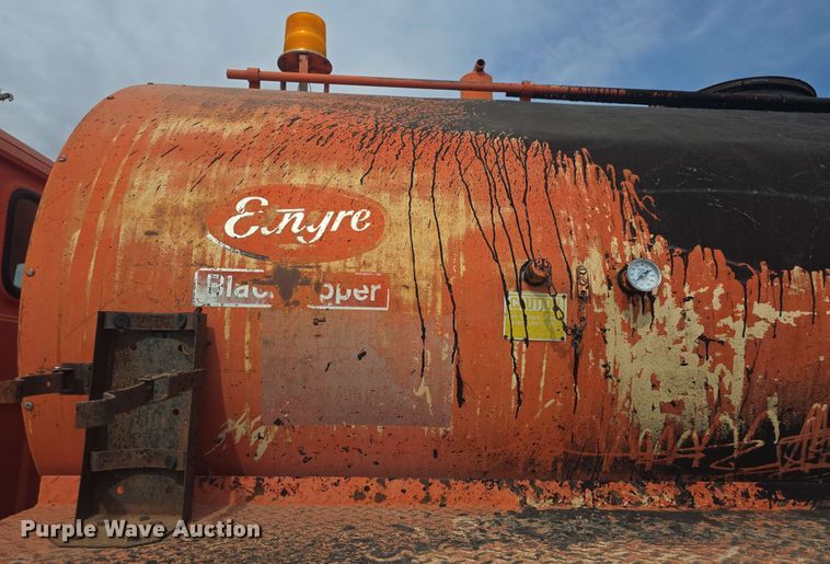 image for item DO7949 1985 GMC 7000 oil distributor truck