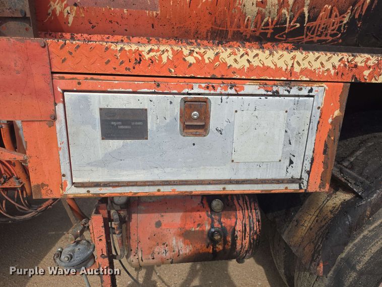 image for item DO7949 1985 GMC 7000 oil distributor truck