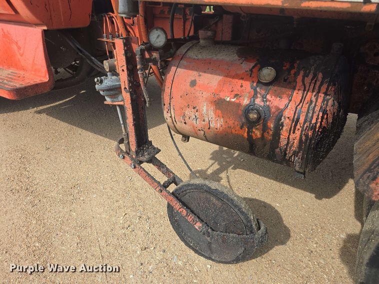 image for item DO7949 1985 GMC 7000 oil distributor truck