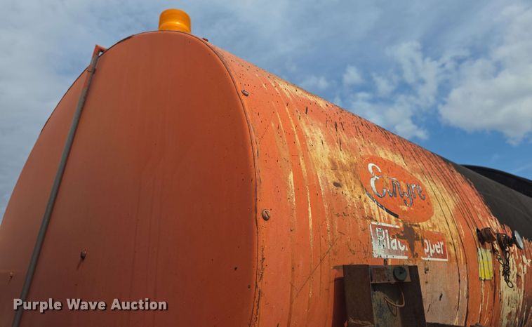 image for item DO7949 1985 GMC 7000 oil distributor truck