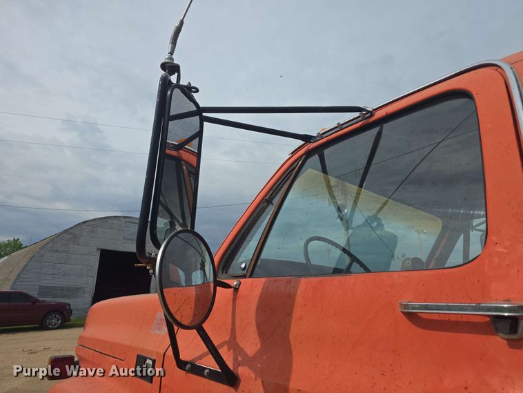 image for item DO7949 1985 GMC 7000 oil distributor truck