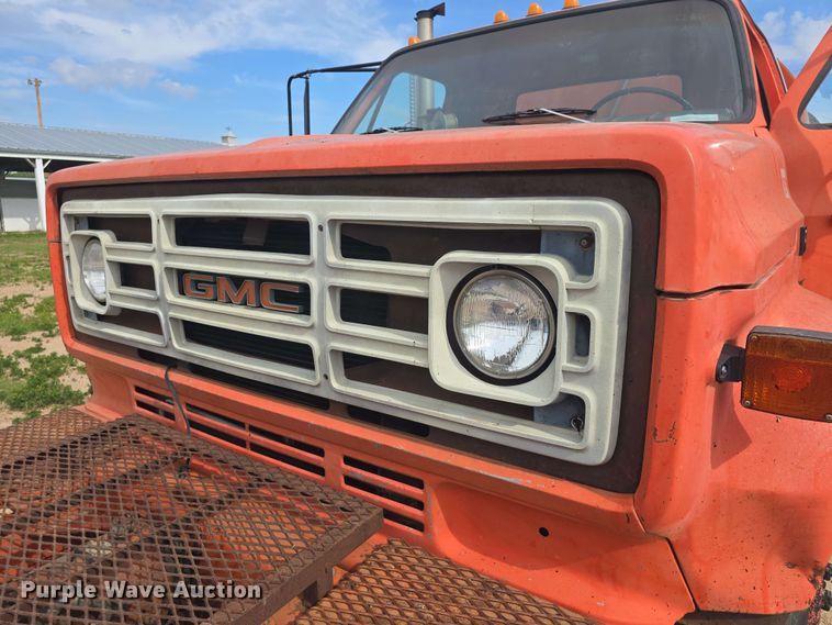 image for item DO7949 1985 GMC 7000 oil distributor truck