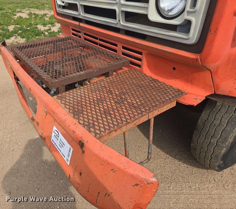 image for item DO7949 1985 GMC 7000 oil distributor truck