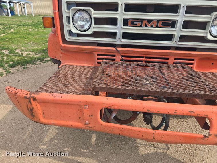 image for item DO7949 1985 GMC 7000 oil distributor truck