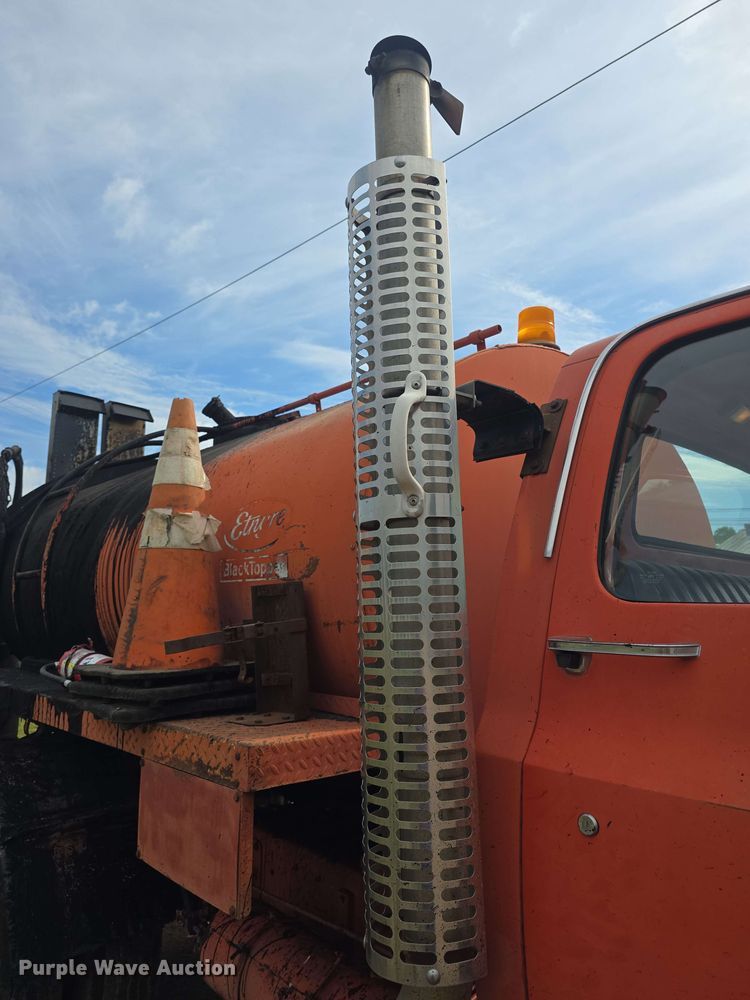 image for item DO7949 1985 GMC 7000 oil distributor truck