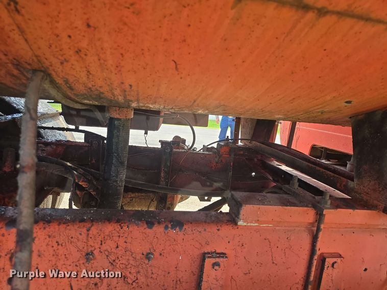 image for item DO7949 1985 GMC 7000 oil distributor truck