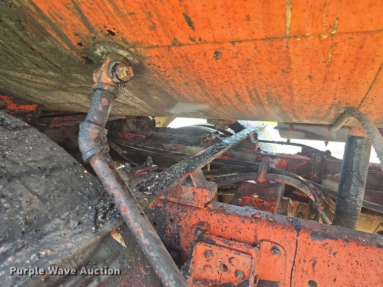 image for item DO7949 1985 GMC 7000 oil distributor truck