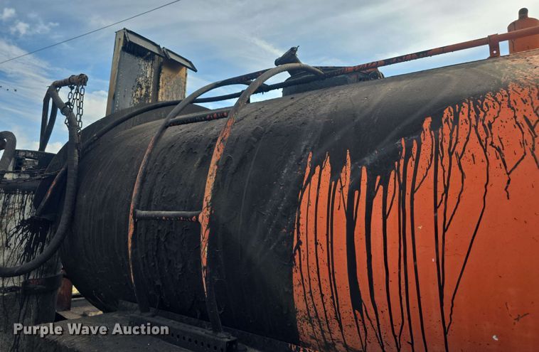 image for item DO7949 1985 GMC 7000 oil distributor truck