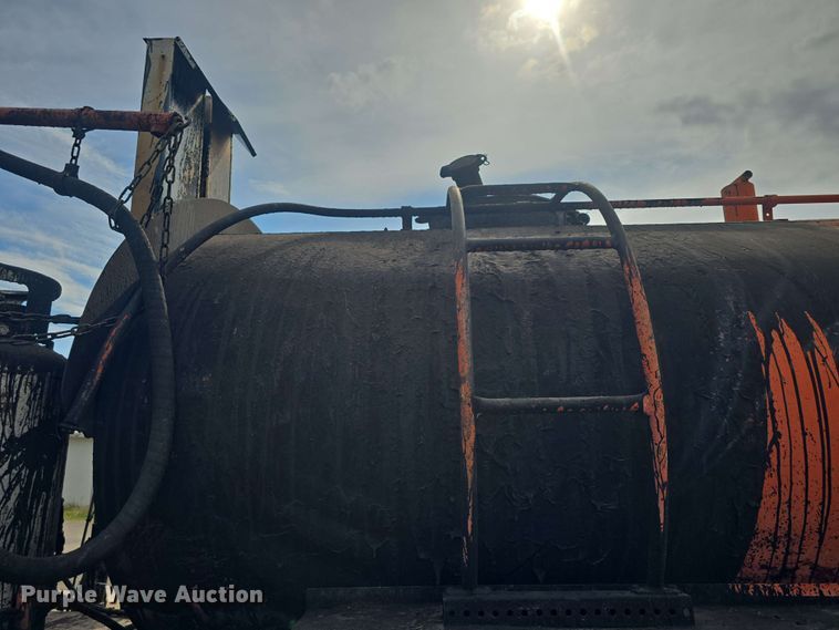 image for item DO7949 1985 GMC 7000 oil distributor truck