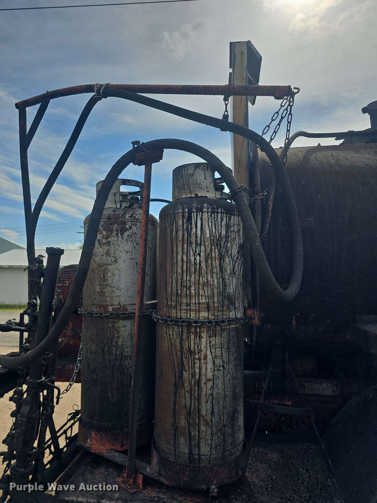 image for item DO7949 1985 GMC 7000 oil distributor truck