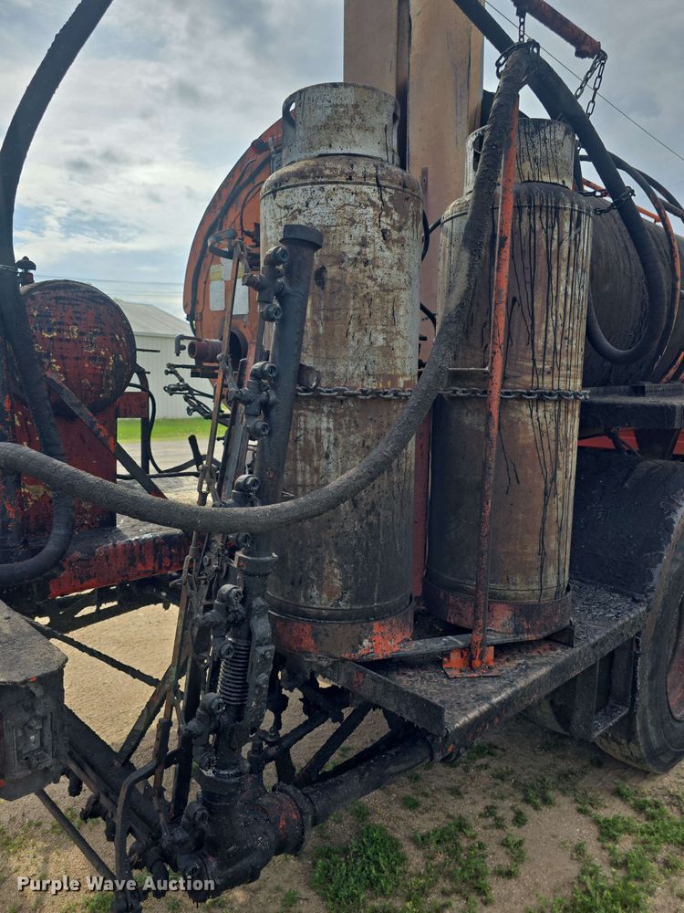 image for item DO7949 1985 GMC 7000 oil distributor truck