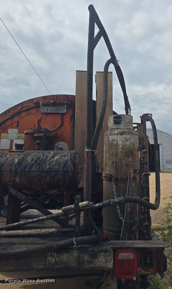 image for item DO7949 1985 GMC 7000 oil distributor truck