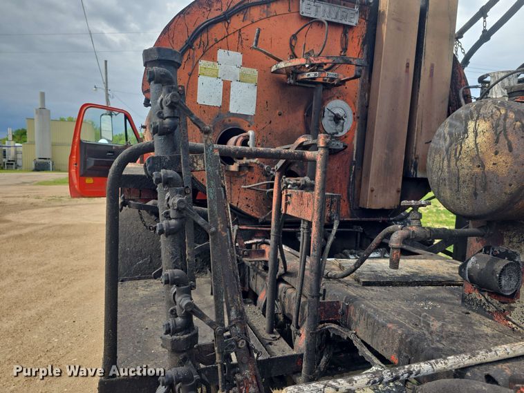 image for item DO7949 1985 GMC 7000 oil distributor truck